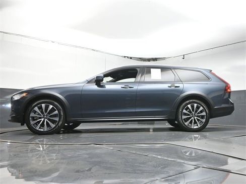 Certified 2025 Volvo V90 B6 Cross Country Plus image 37
