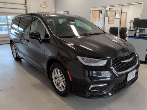Used 2025 Chrysler Pacifica Select FWD image 7