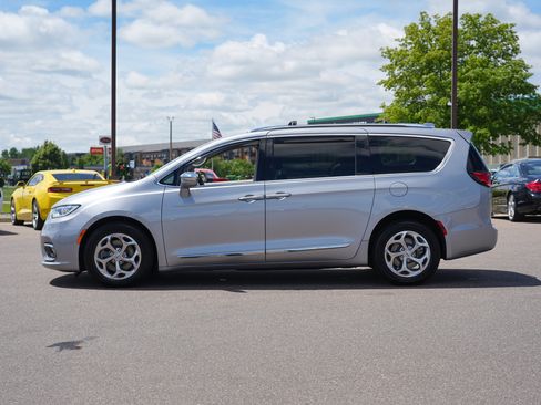 Used 2021 Chrysler Pacifica Limited AWD/4WD image 6
