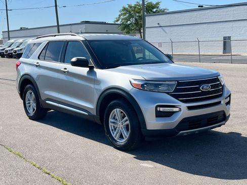 Used 2024 Ford Explorer XLT w/ Equipment Group 202A AWD/4WD image 2
