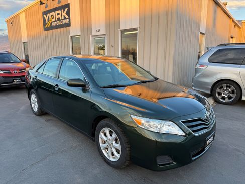 Used 2011 Toyota Camry LE image 1