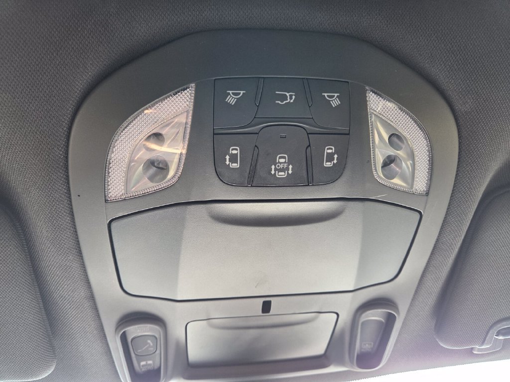 Used 2025 Chrysler Pacifica Limited FWD image 19