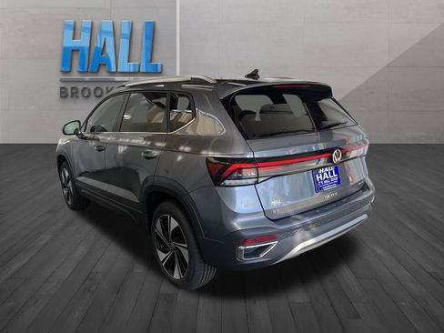 New 2025 Volkswagen Taos SE image 3