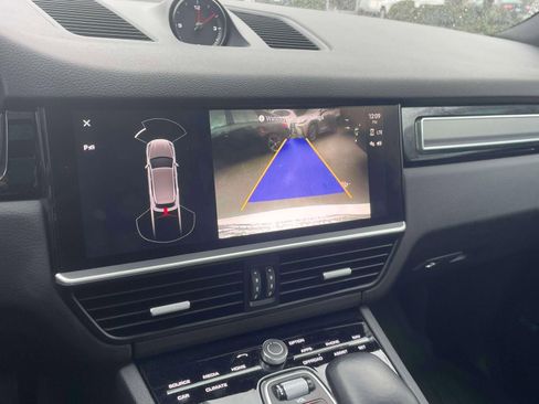 Used 2023 Porsche Cayenne Platinum Edition image 28