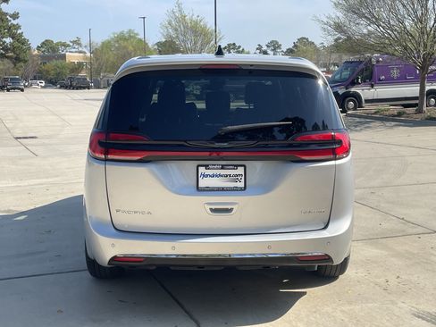Used 2026 Chrysler Pacifica Limited FWD image 8