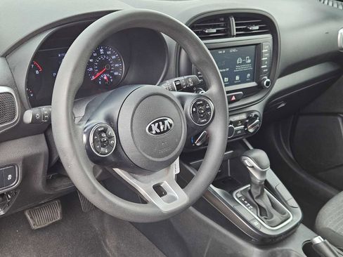 Used 2021 Kia Soul S image 2