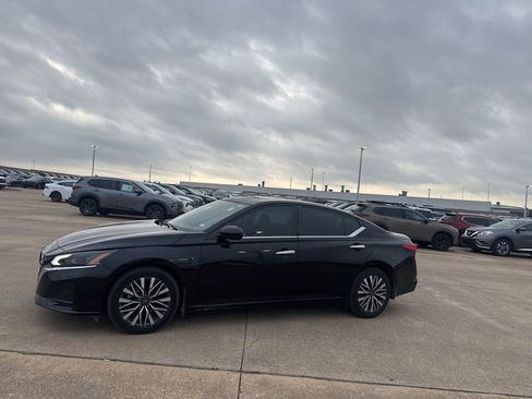 Certified 2023 Nissan Altima 2.5 SV w/ SV Premium Package image 12