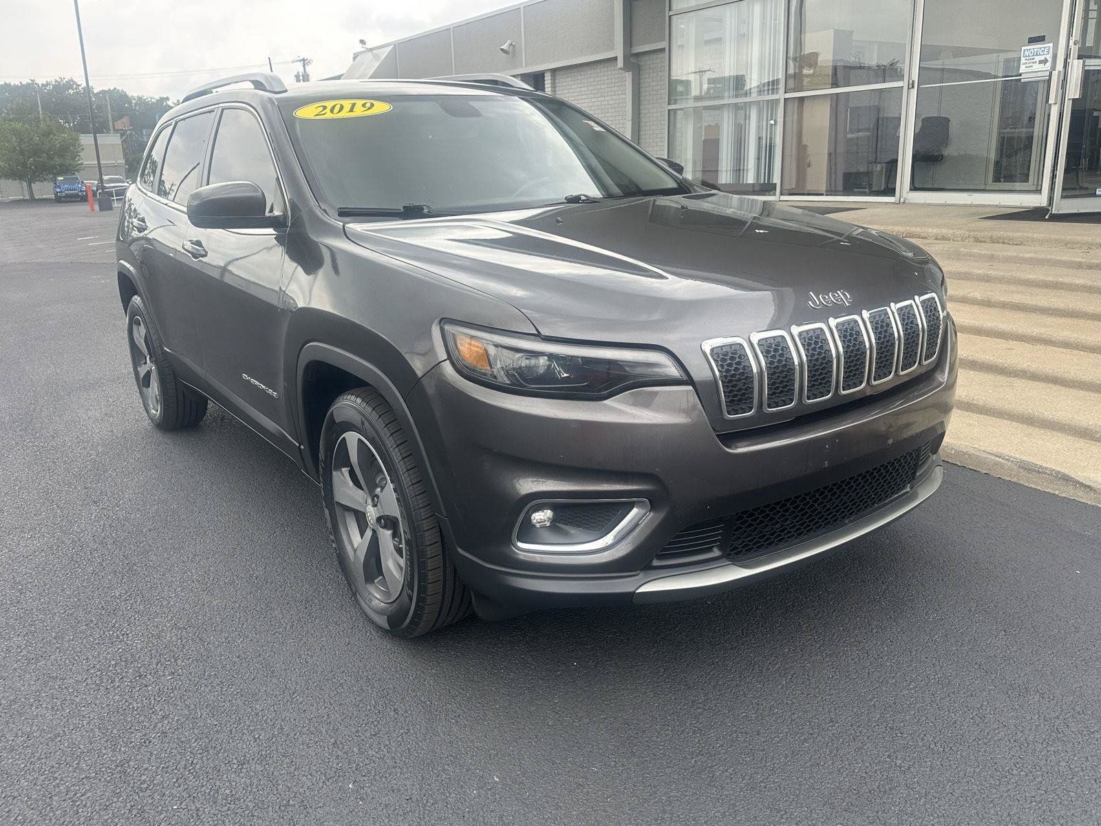 Used 2019 Jeep Cherokee Limited AWD/4WD image 3