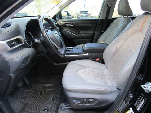 Used 2023 Toyota Highlander Bronze Edition AWD/4WD image 8