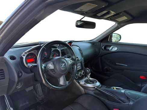 Used 2017 Nissan 370Z Coupe RWD image 7