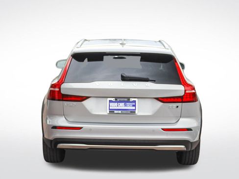 Used 2025 Volvo V60 B5 Cross Country Plus image 6