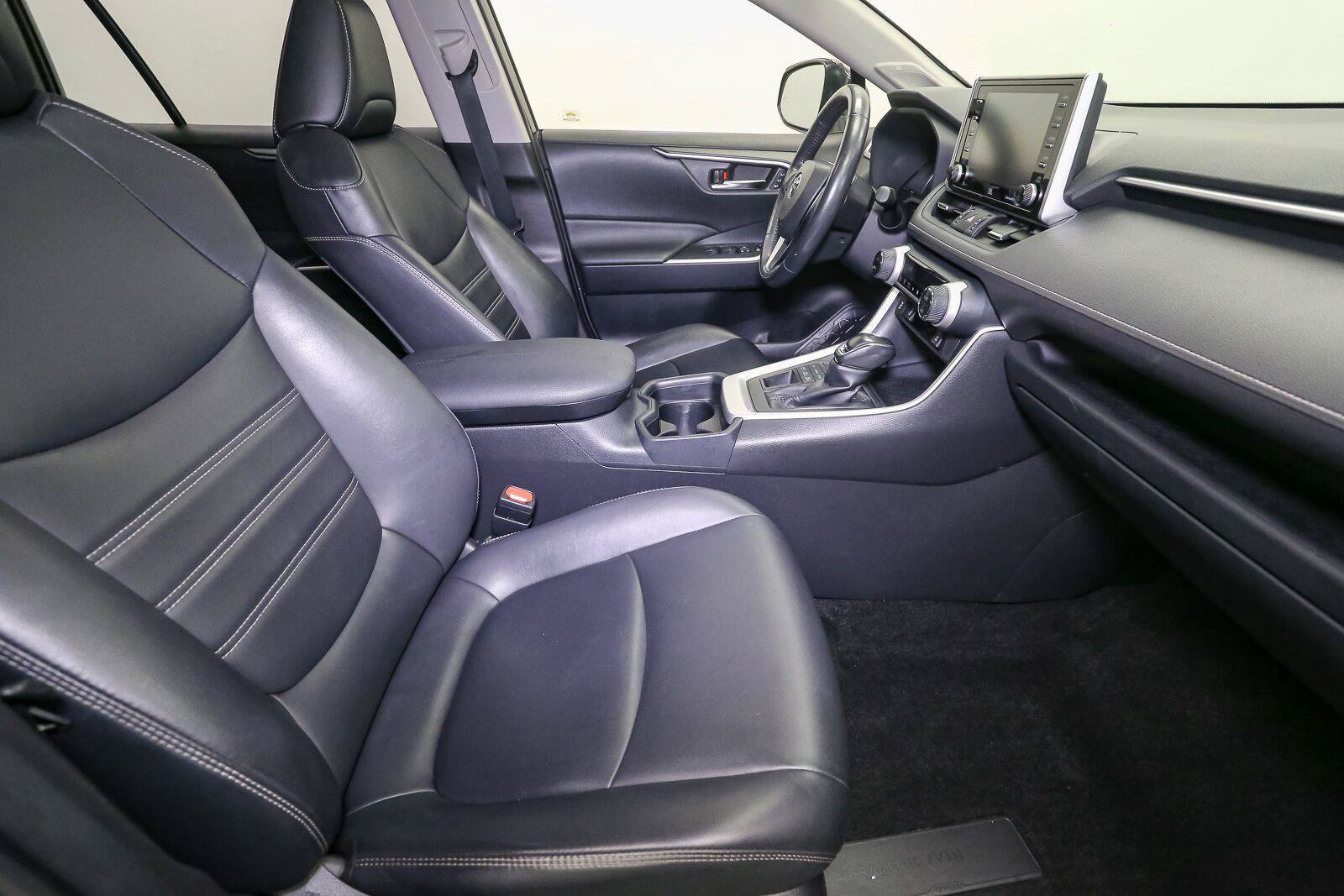 Used 2019 Toyota RAV4 XLE Premium w/ Cold Weather Package AWD/4WD image 17
