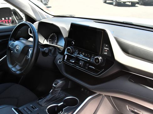 Used 2024 Toyota Highlander LE AWD/4WD image 47