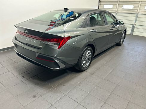 Used 2026 Hyundai Elantra Hybrid w/ Cargo Package FWD image 3