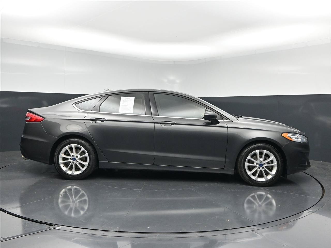 Used 2019 Ford Fusion SE FWD image 4