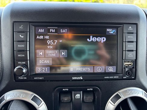 Used 2018 Jeep Wrangler Sahara w/ Connectivity Group AWD/4WD image 17