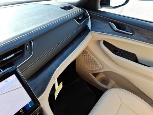 New 2025 Jeep Grand Cherokee Limited image 28