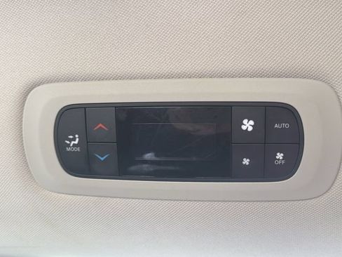 Used 2023 Chrysler Pacifica Touring-L FWD image 28