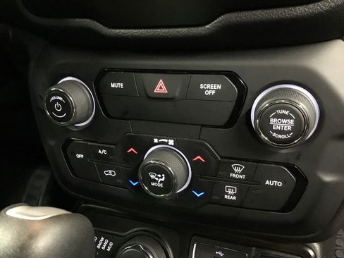 Used 2020 Jeep Renegade Latitude w/ Cold Weather Group AWD/4WD image 26