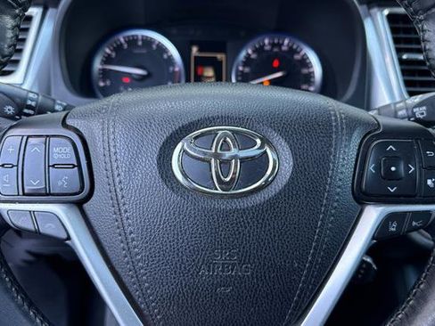 Used 2017 Toyota Highlander XLE AWD/4WD image 26
