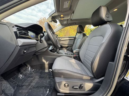Used 2025 Volkswagen Jetta SE image 22
