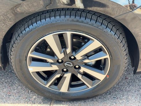 Used 2025 Nissan Versa SV image 8