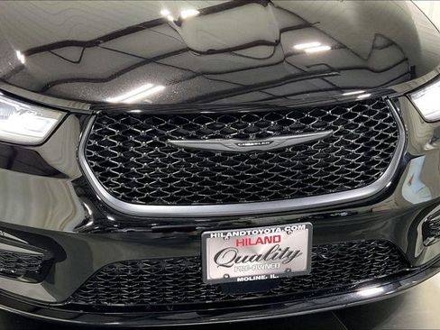 Used 2025 Chrysler Pacifica Limited FWD image 31