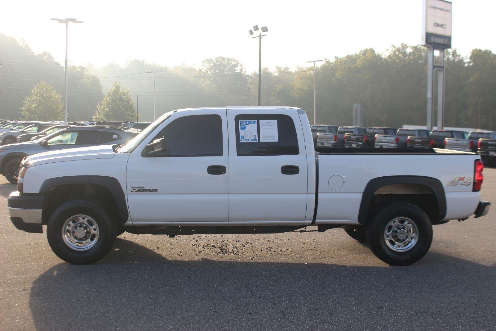 Used 2007 Chevrolet Silverado 2500 W/T w/ Heavy-Duty Power Package AWD/4WD image 4
