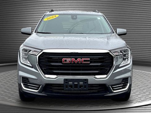 Used 2024 GMC Terrain SLE w/ Driver Convenience Package image 2