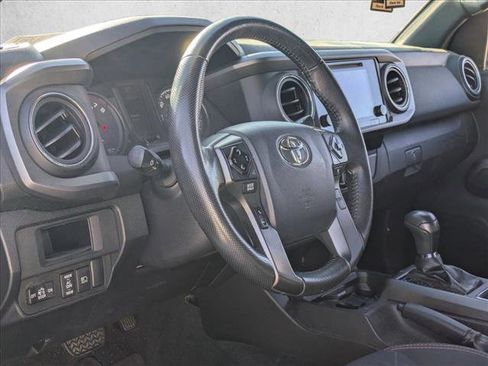 Used 2018 Toyota Tacoma TRD Sport image 11