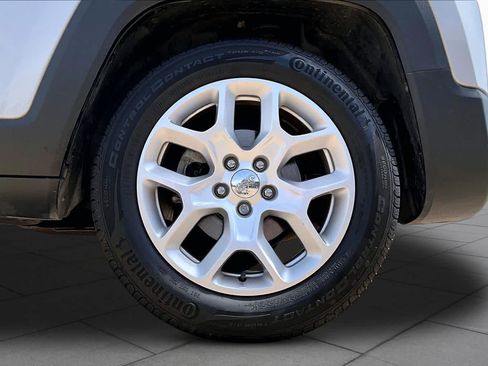 Used 2018 Jeep Renegade Latitude FWD image 11