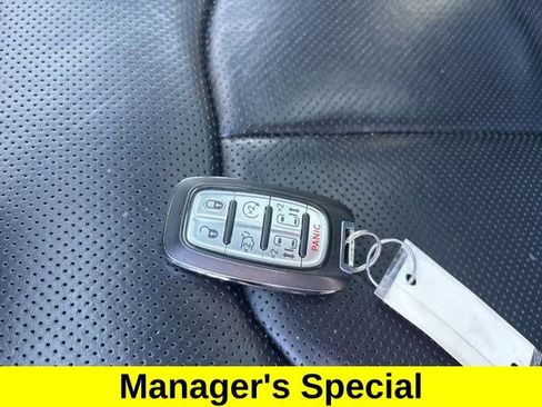 Used 2023 Chrysler Pacifica Limited w/ Uconnect Theater Family Group image 50