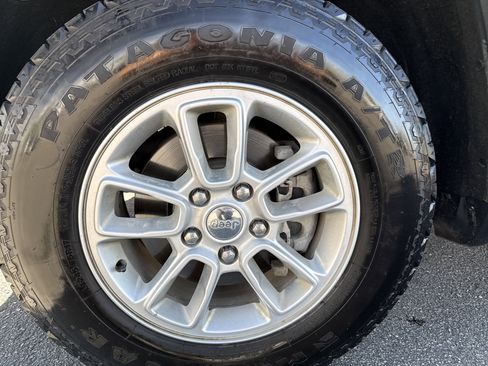 Used 2018 Jeep Grand Cherokee Laredo image 10