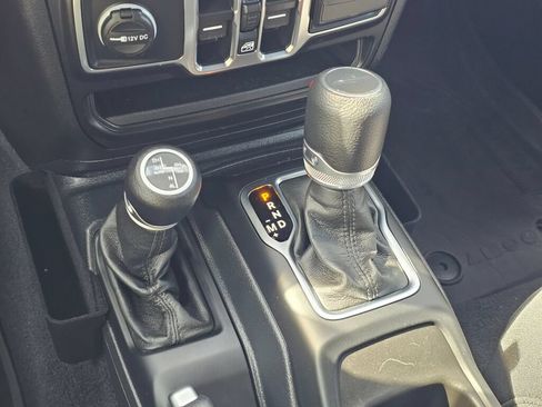 Used 2023 Jeep Gladiator Sport AWD/4WD image 17