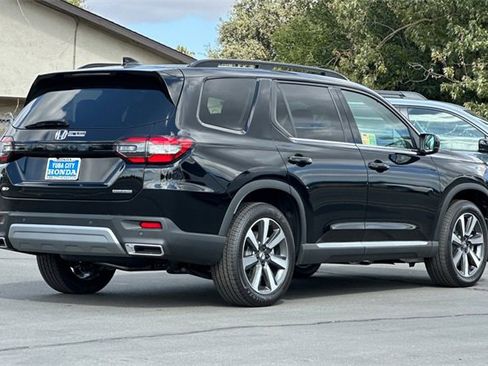 New 2025 Honda Pilot Touring image 4