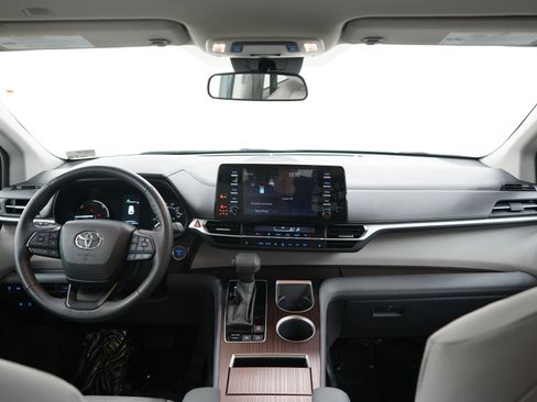 Used 2024 Toyota Sienna LE AWD/4WD image 14