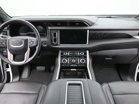 Used 2024 GMC Yukon XL AT4 w/ Technology Package image 16