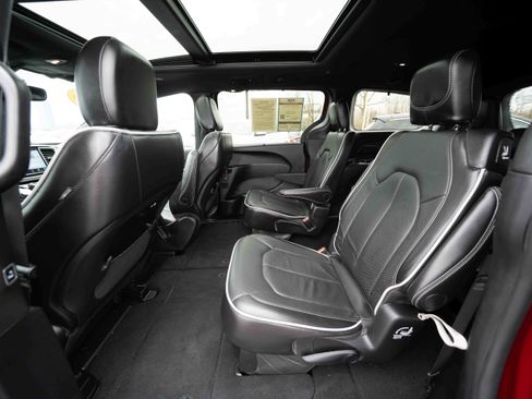 Used 2025 Chrysler Pacifica Limited FWD image 23