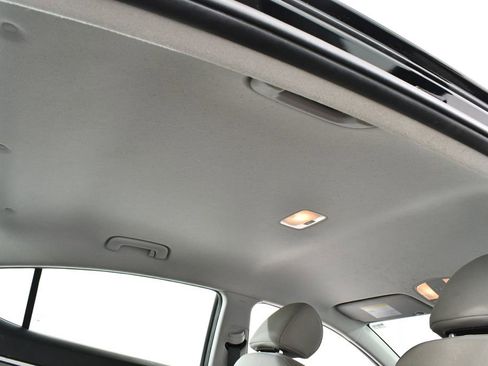 Used 2017 Hyundai Elantra SE image 18