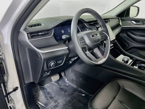 Used 2023 Jeep Grand Cherokee Limited AWD/4WD image 9