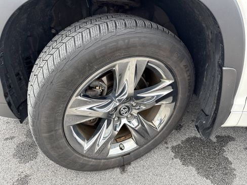 Used 2018 Toyota Highlander Limited Platinum AWD/4WD image 4