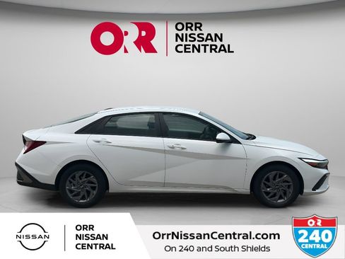 Used 2025 Hyundai Elantra Hybrid FWD image 4