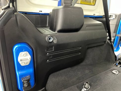 Used 2025 Jeep Wrangler Unlimited Sahara AWD/4WD image 35