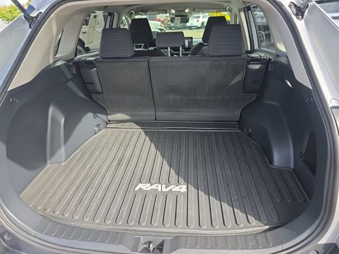 Used 2022 Toyota RAV4 LE AWD/4WD image 11