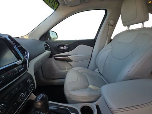 Used 2019 Jeep Cherokee Limited w/ Technology Group image 10