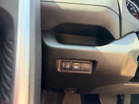 Used 2022 Toyota RAV4 XLE AWD/4WD image 17
