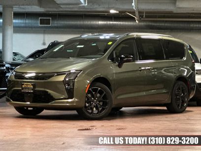 New 2027 Chrysler Pacifica Limited w/ Family Tech Group