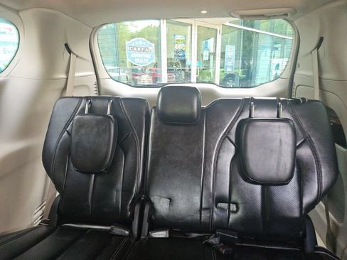 Used 2024 Chrysler Pacifica Touring-L FWD image 27