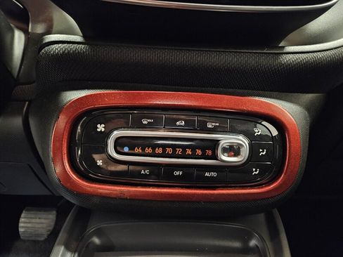 Used 2017 smart fortwo pure RWD image 32