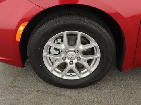 Used 2025 Chrysler Pacifica Select image 4